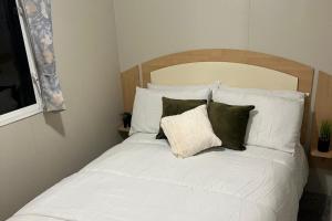 3 Bedroom Caravan - Sleeps 8 - Parking Wifi Pool