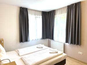 Prime Stay - Modern 3 Bedroom Family Apartment & Parking Included