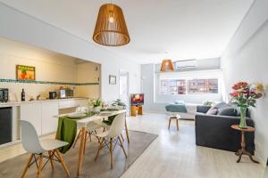 cerca de la estación retiro con cochera, pileta y sauna