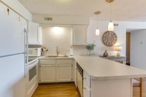 Waterfront Lake Ozark Condo with Access To 2 Pools