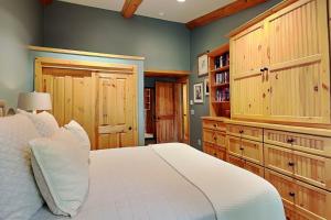Timberline Condominiums 2 Bedroom plus Loft 3 Bath Deluxe Unit C3H