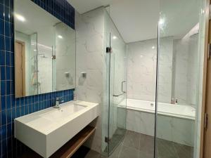 My home-2 modern, cozy bedrooms near the Sea