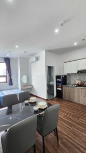 white palace apartment