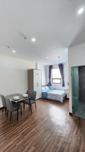 white palace apartment