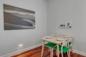 Comfy 2 BR apt with bunk beds - very pet friendly