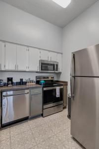 Comfy 2 BR apt with bunk beds - very pet friendly