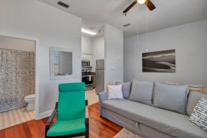 Comfy 2 BR apt with bunk beds - very pet friendly