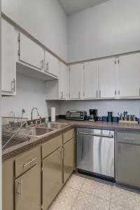 Comfy 2 BR apt with bunk beds - very pet friendly