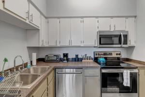 Comfy 2 BR apt with bunk beds - very pet friendly