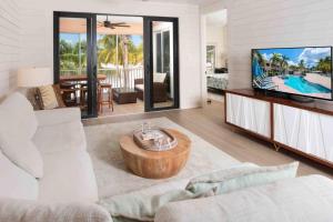 Starfish Kai - Serene Beachfront Condo with Stunning Bay Views & Resort Amenities