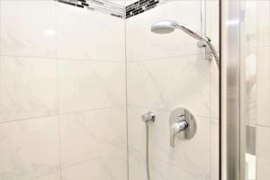 Light-Filled 2-Bedroom Attic Flat with Air Conditioning