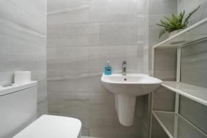 Spacious 2 Floor Flat Sleeps 6 Prime London