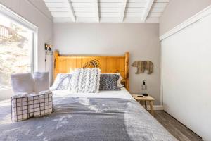 Walk to the Slopes from Modern Cabin with Hot Tub, Moonridge