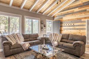 Walk to the Slopes from Modern Cabin with Hot Tub, Moonridge