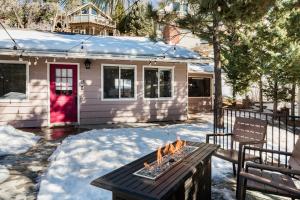 Walk to the Slopes from Modern Cabin with Hot Tub, Moonridge