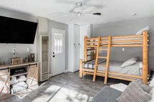 Walk to the Slopes from Modern Cabin with Hot Tub, Moonridge