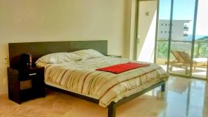 Luxury 2 bedroom condo by the beach