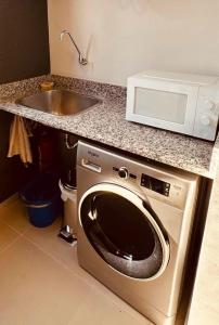 Cozy 2 bedroom apt steps from Shopping Mcal Lopez