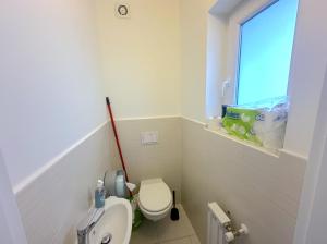 Prime Stay - Modern 1 Bedroom Apartment with Parking Included & Balcony