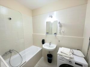 Prime Stay - Modern 1 Bedroom Apartment with Parking Included & Balcony