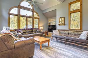 Riverfront Home with Hot Tub Near Killington Resort