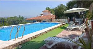 Bedroom with private bathroom One Bedroom Family Suite in forest with good view 80m2 large swimming pool in music city Lliria The garden and swimmingpool and garden are shared