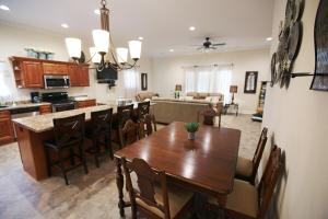 In the HEART of Knoxville3BR 2BA Sleeps 10