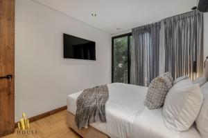 Morph 401 - Modern apt High Ceilings BBQJacuzzi