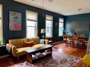 Sunny & spacious pied-à-terre by & Proctors!