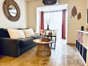 LAGON BLEU - Proche Gare Routière - Terrasse & Piscine - 3Km PLAGE - PARKING & WIFI Gratuit - OFFRE SPECIALE