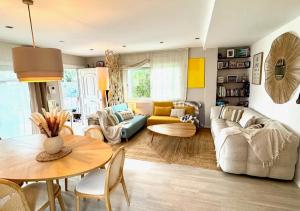 Loue Villa à Castelldefels BARCELONE avec piscine, 8 couchages, 7 minutes de la plage