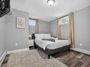 Allston 2BR | Sleeps 8 + Full Kitchen