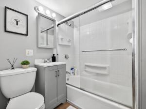 Allston 2BR | Sleeps 8 + Full Kitchen
