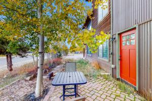 Mountains & Main Street