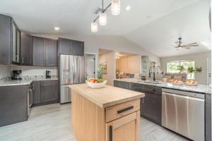 Villa Golden Palm 3BR Villa, heated Pool and Pet friendly