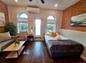 Studio w Terrace - Street Parking -10 min to DT