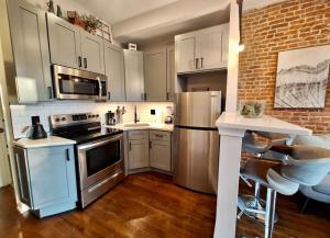 Studio w Terrace - Street Parking -10 min to DT