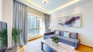 Vacationer Holiday Homes l Glamorous 2 Bedroom l Stunning Lake View l Free Wi-Fi