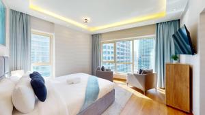 Vacationer Holiday Homes l Glamorous 2 Bedroom l Stunning Lake View l Free Wi-Fi