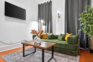 Sunny 1BR in Center City with King Sized Memory Foam Sofa Bed