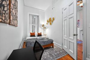 Sunny 1BR in Center City with King Sized Memory Foam Sofa Bed