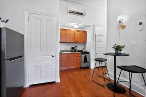 Sunny 1BR in Center City with King Sized Memory Foam Sofa Bed