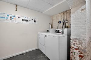 Sunny 1BR in Center City with King Sized Memory Foam Sofa Bed