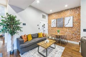 Lovely 2BR w Patio - 10 mins to DT - Sleeps 10