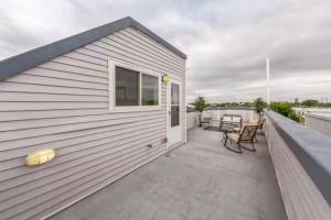 Lovely 2BR w Patio - 10 mins to DT - Sleeps 10