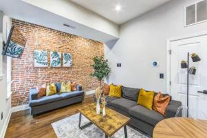 Lovely 2BR w Patio - 10 mins to DT - Sleeps 10