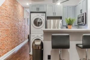 Jr 1Br w 2 Beds - Sleeps 4 - 10 min to DT