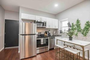 Charming Center City 2BR - Sleeps 8 people