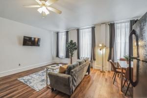 Large Historical 1BR Center City that Sleeps 4