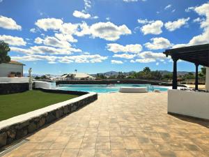 Detached Villa with Stunning Mountain and Sea Views, 14m Pool & sunken Hot Tub